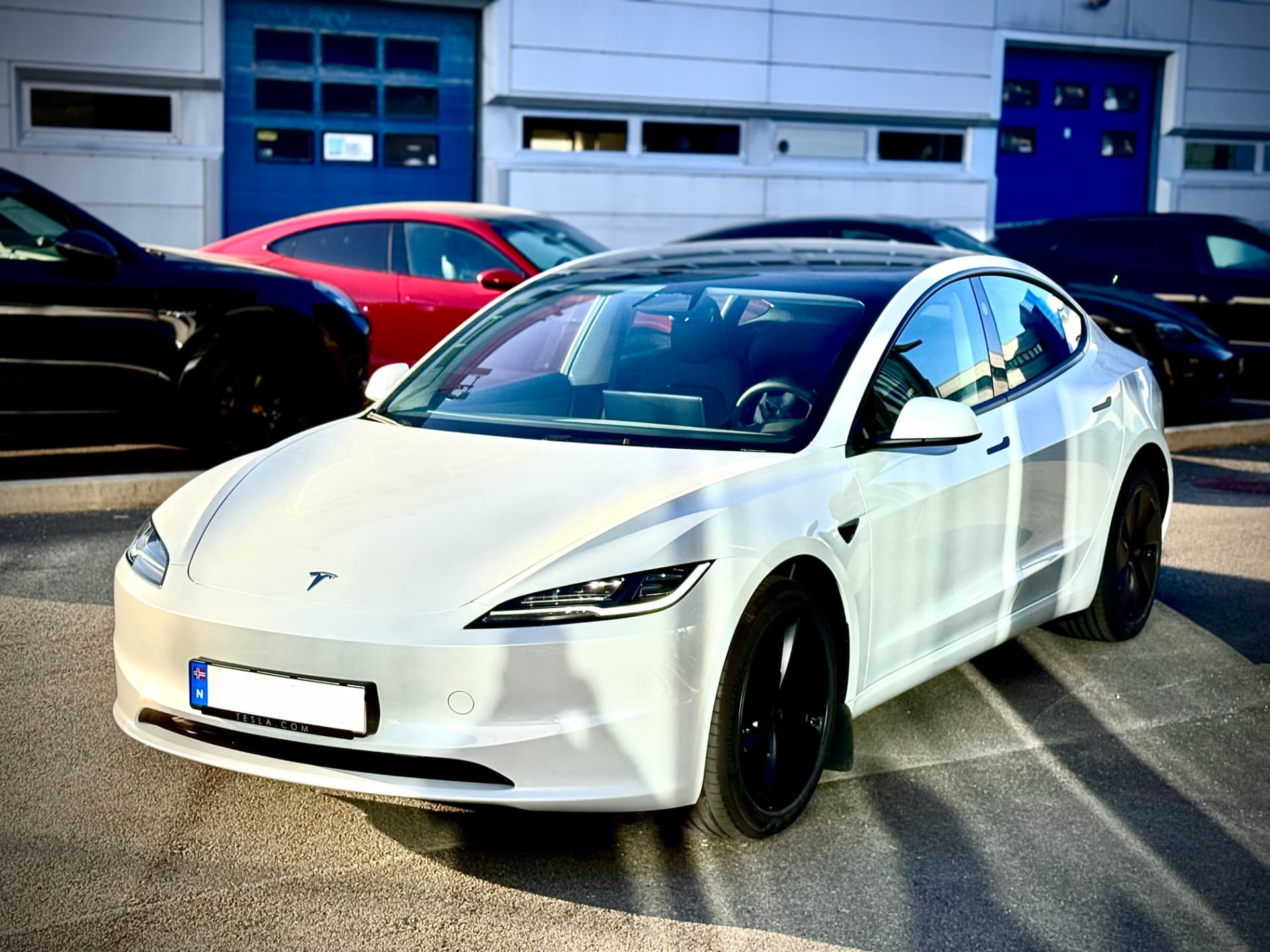 Hvit Tesla Model 3 etter utvendig detailing