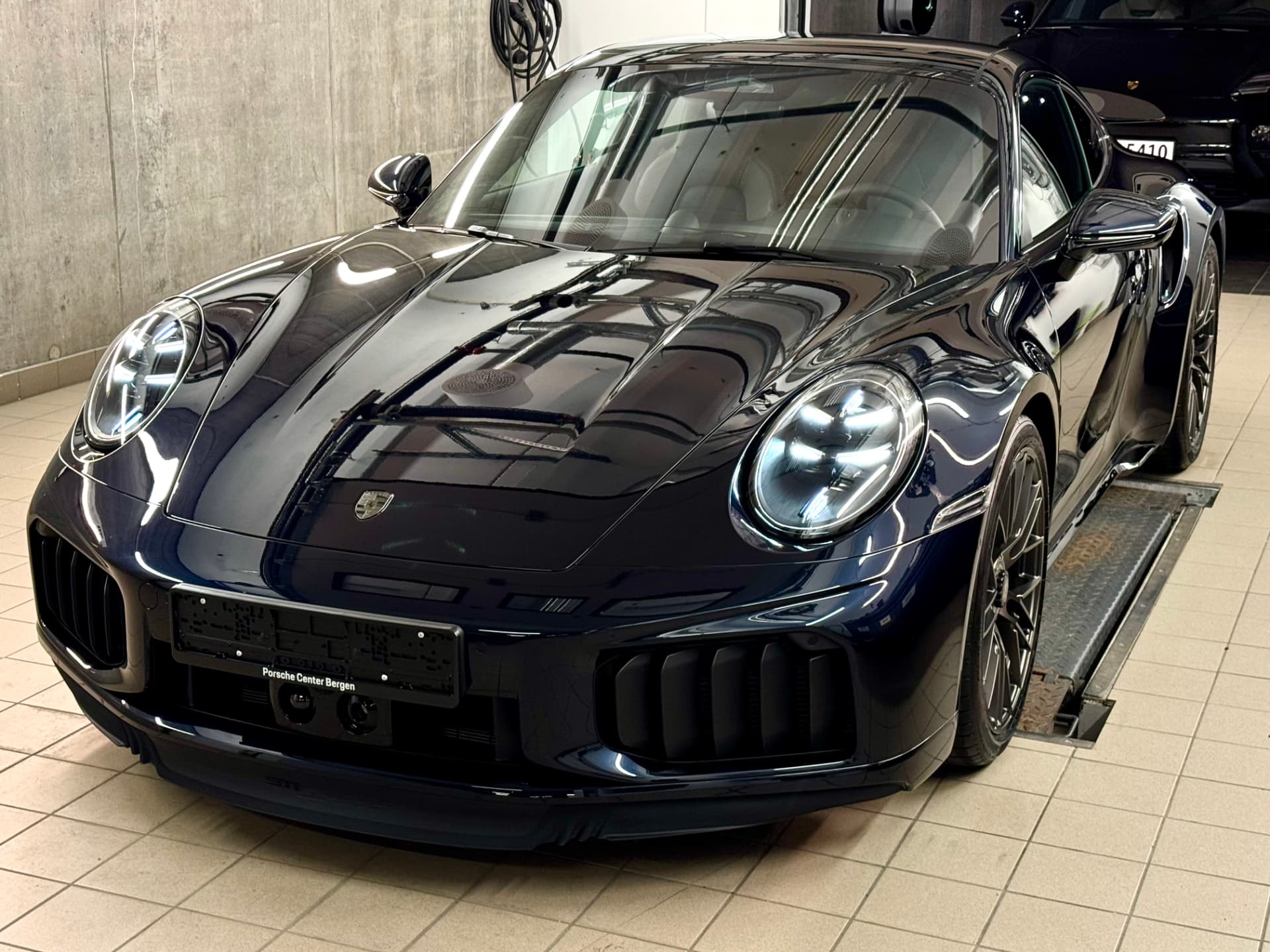Mørkeblå Porsche 911 Turbo etter behandling