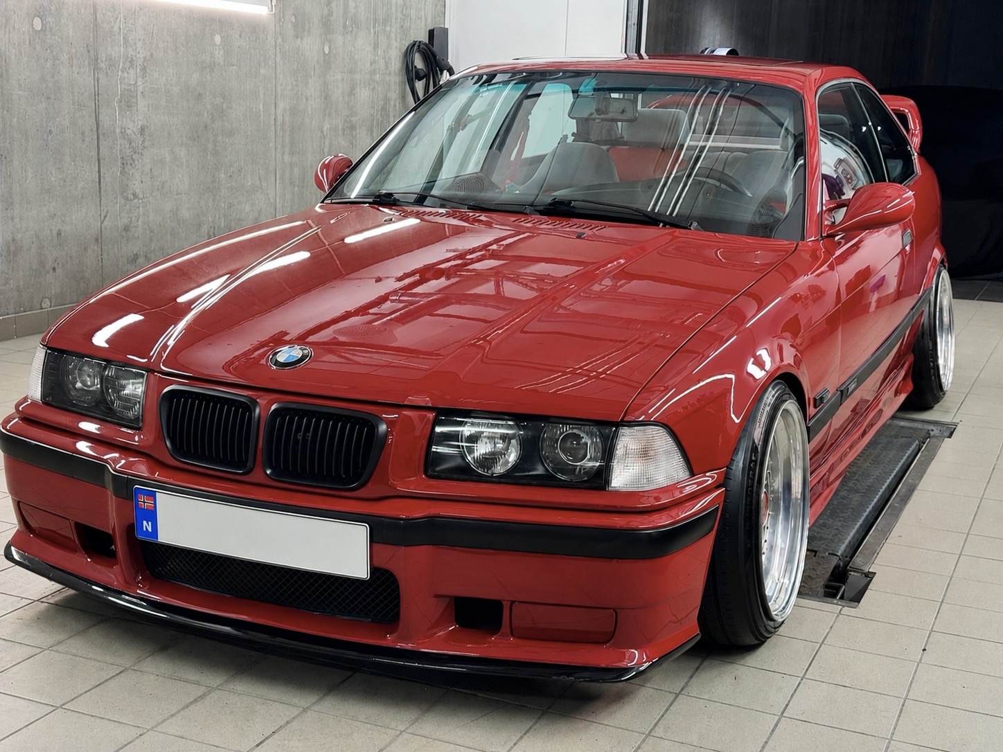 Rød BMW M3 E36 etter lakkorrigering